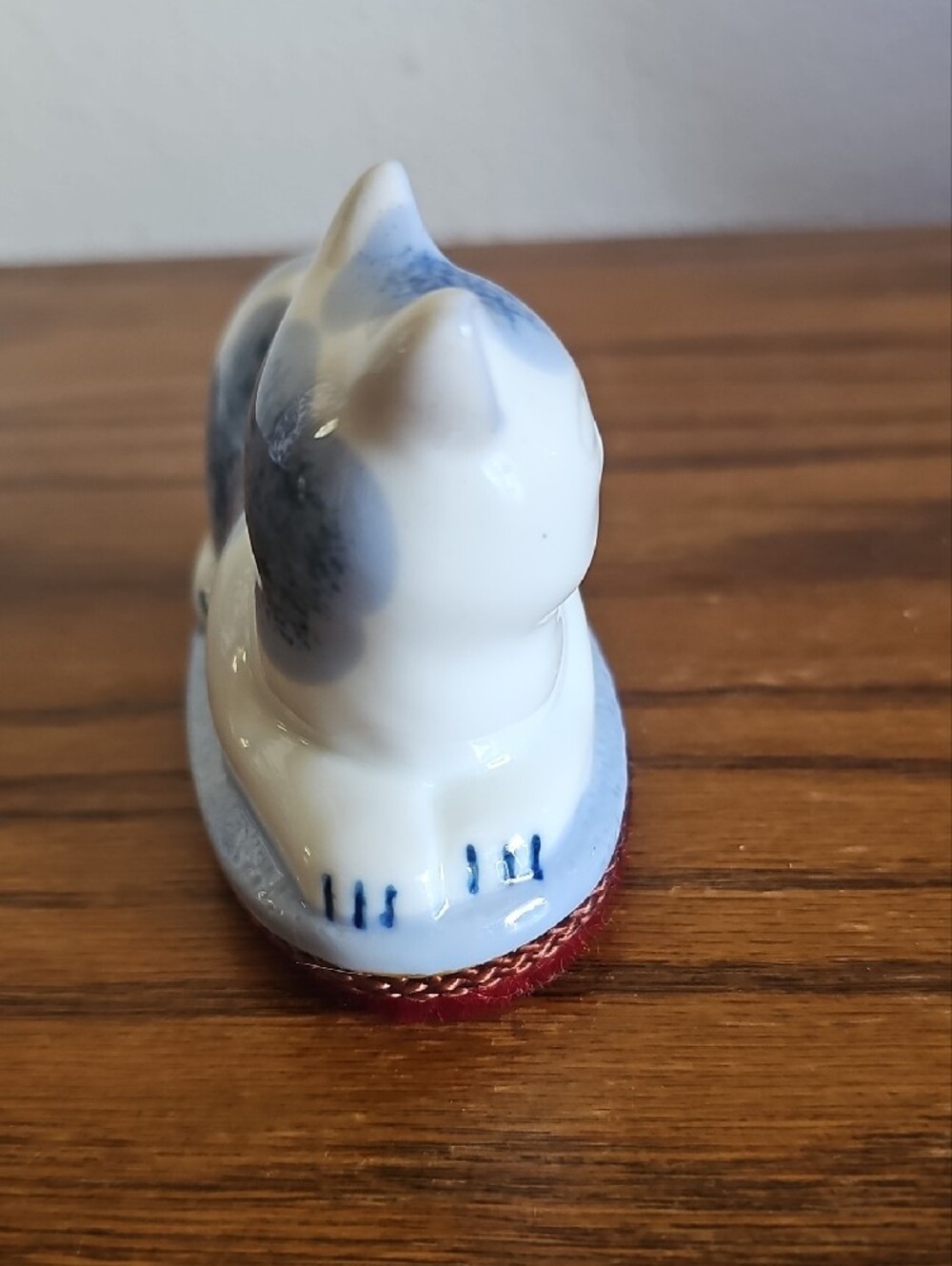 Vintage Ceramic Blue and White Cat Figurine Lint Brush Tote 4 - Picture 3 of 8